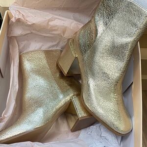 ‼️NEW NEW‼️
BCBGeneration Metallic Gold Mid-Calf Block Heel Booties